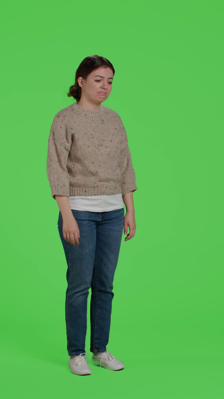 Dikey video: Hoşnutsuz ve memnuniyetsiz davranan bir kadının yandan görünümü