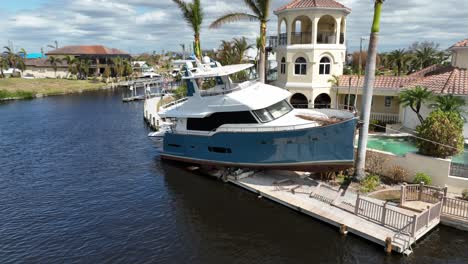 barco atracado en el muelle con villa de lujo en la costa de florida, américa