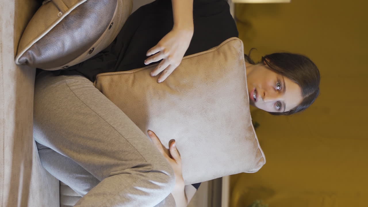 정신병을  ⁇ 고 있는 젊은 여성의 수직 비디오는 두려워합니다.