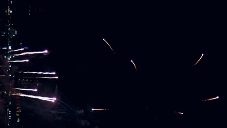 fondo de fuegos artificiales reales de colores abstractos con un gran espectáculo de fuegos artificiales brillantes con luces bokeh en el cielo nocturno