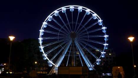 la rueda gigante más grande de brno, república checa en la plaza moravske durante el evento de navidad capturado por la noche