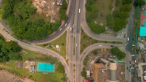 tráfico y paisaje urbano de la isla victoria, lagos, nigeria con el puente falomo, la facultad de derecho de lagos y la torre del centro cívico