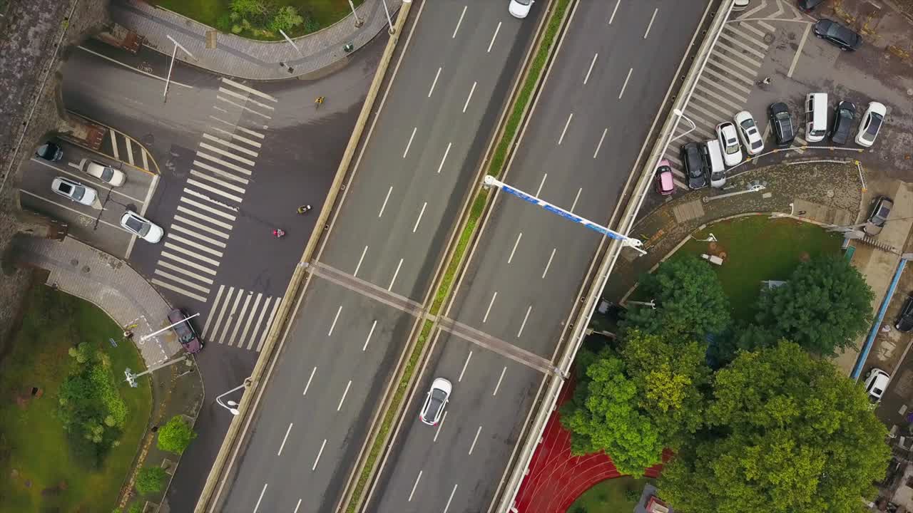china hora del día tráfico de la ciudad de wuhan encrucijada vista aérea superior 4k