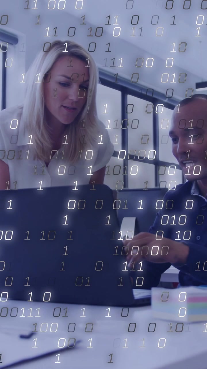 Video verticale: Colleghi chinati su un laptop che digitano, indicano e controllano dati mentre una sovrapposizione di elementi digitali cresce.