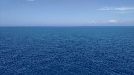 View-of-the-horizon-at-open-sea-on-a-clear-summer-day