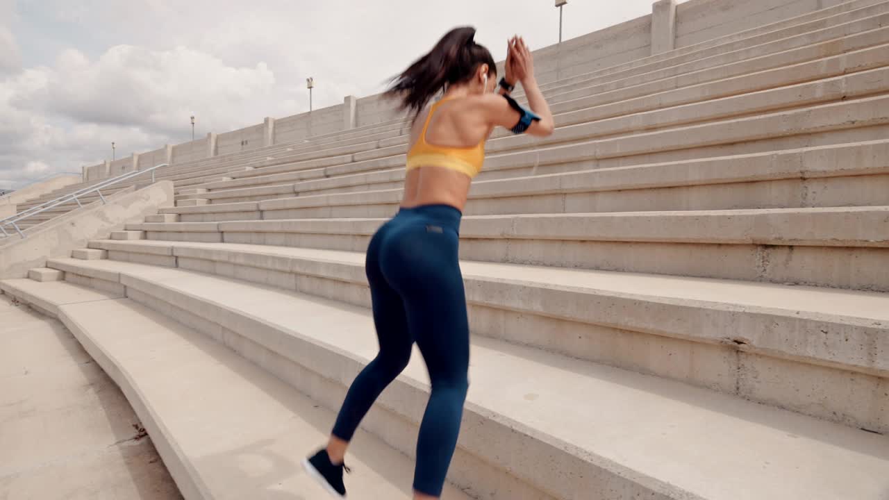 운동 을 하고 도시 경기장 계단 을 뛰어다니는 젊은 운동선수