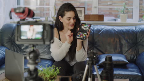 mujer demostrando la tabla de calibración de colores para el tutorial de fotografía