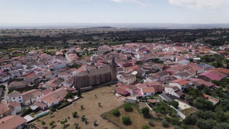 Luftaufnahme-über-Der-Einzigartigen-Kirche-San-Miguel-Arcángel-Von-Tejeda-De-Tietar,-Spanien