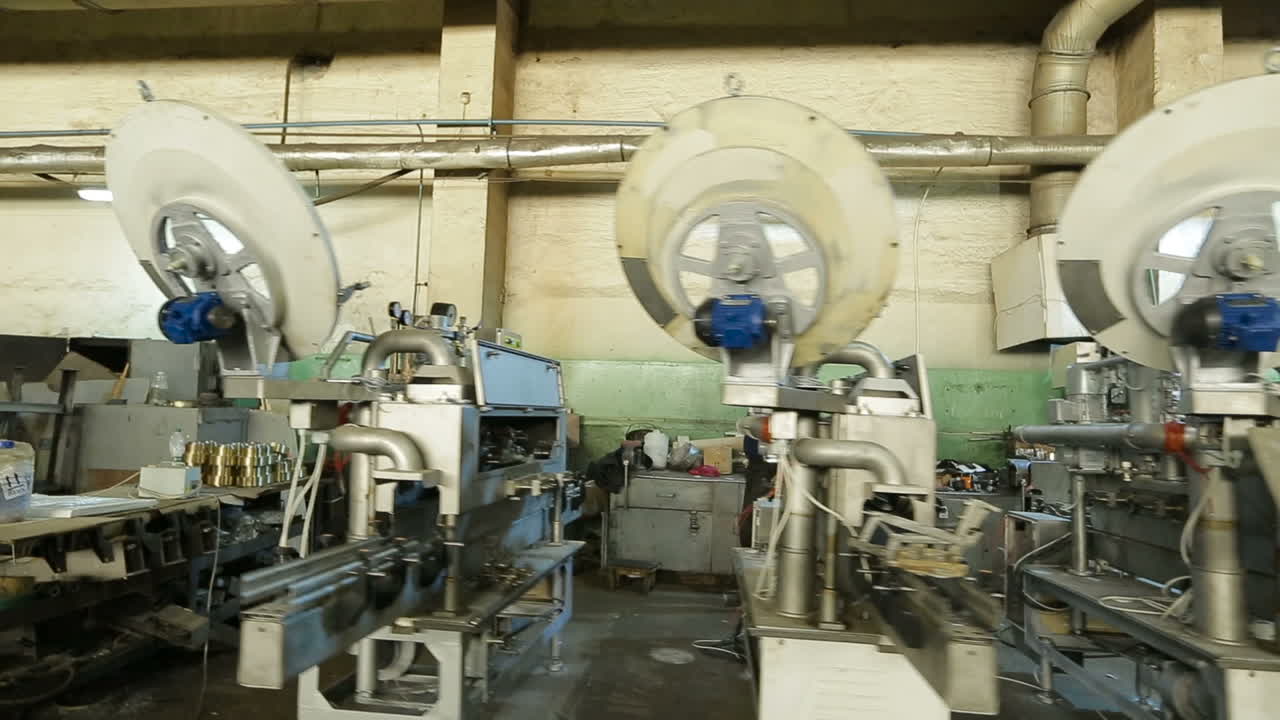 Pria Bekerja di Pabrik. BAR, UKRAINA - AGUSTUS 2017: Operator mesin industri modern bekerja di pabrik.