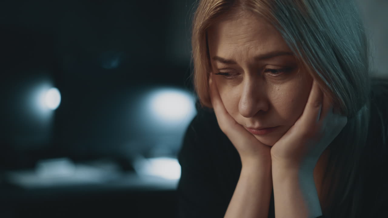 одинокая грустная женщина страдает от негативных эмоций в комнате