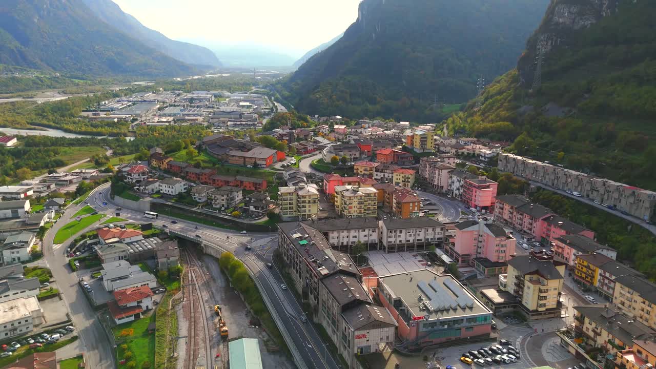 산 계곡 에 자리 잡은 도시 의 공중 사진