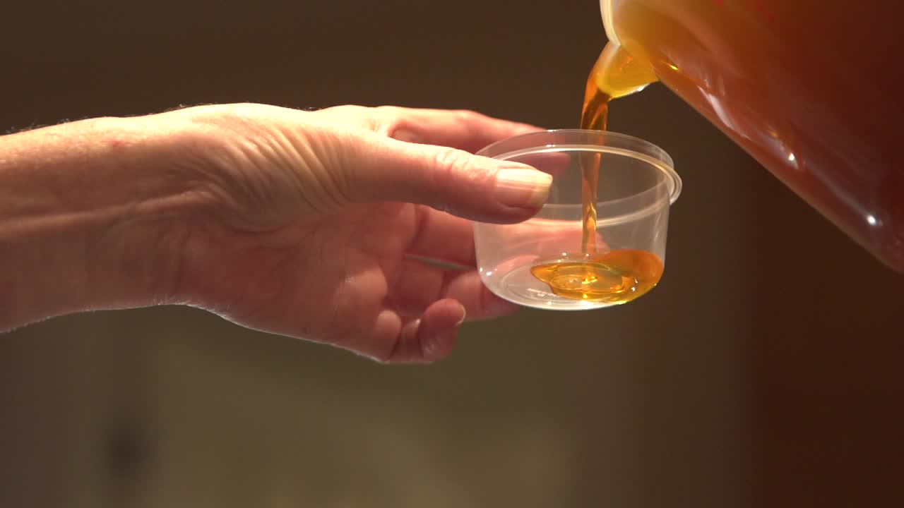 대마초 기름을 작은 용기에 붓고 슬로우 모션을 닫습니다.