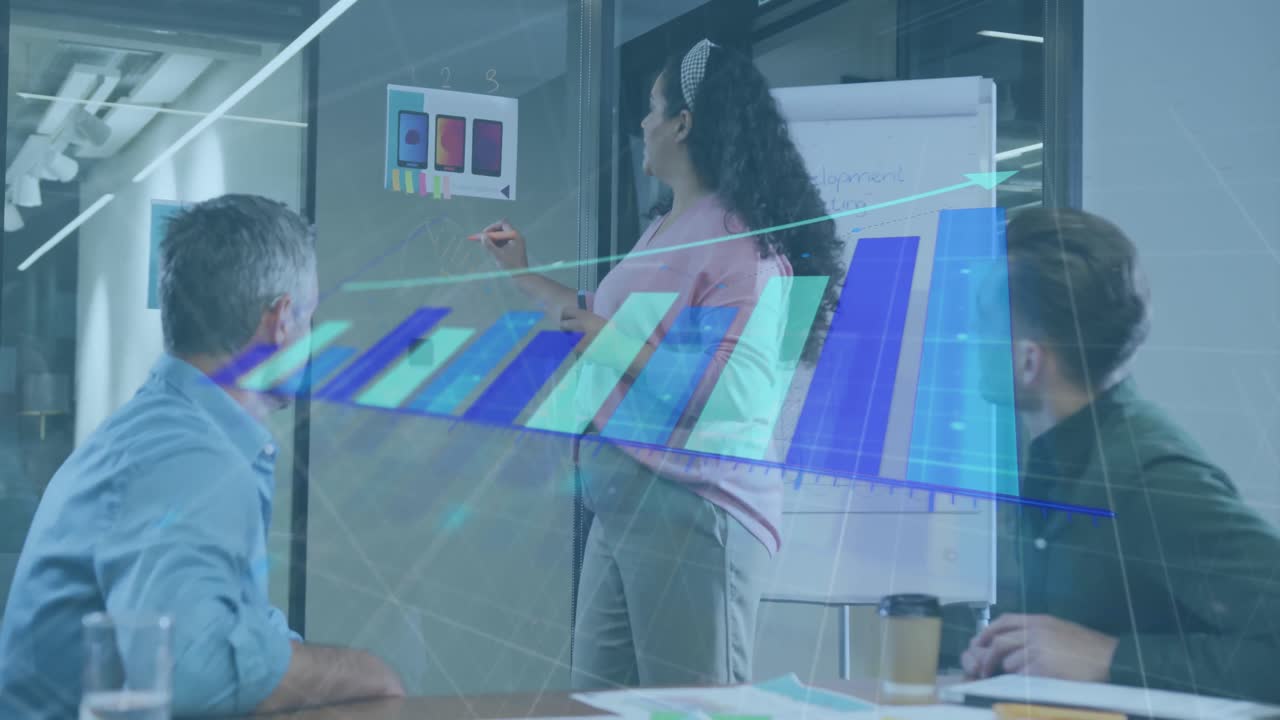 animación del procesamiento de datos financieros sobre diversas personas de negocios en la oficina