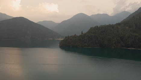 Außergewöhnliche-Schönheit-Eines-Herrlichen-Grünen-Ledrosees,-Hervorgehoben-Durch-Die-Umliegende-Hochlandlandschaft-Im-Norden-Italiens