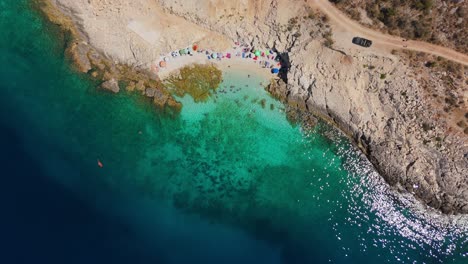 playa aislada en albania con pocos visitantes y agua turquesa cristalina, vista aérea