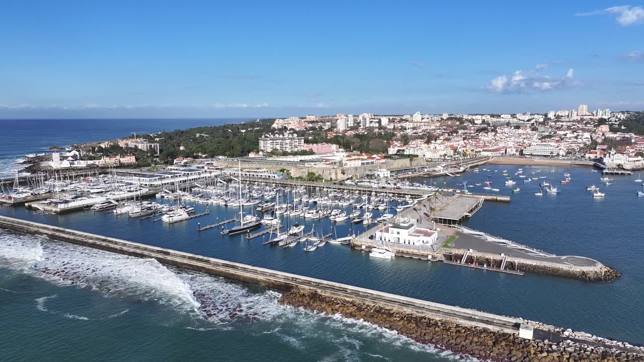 Marina de Cascais em Cascais no Distrito de Lisboa, Portugal. Paisagem de Praia. Ponto Turístico. Cena Urbana. Marina de Cascais em Cascais no Distrito de Lisboa, Portugal