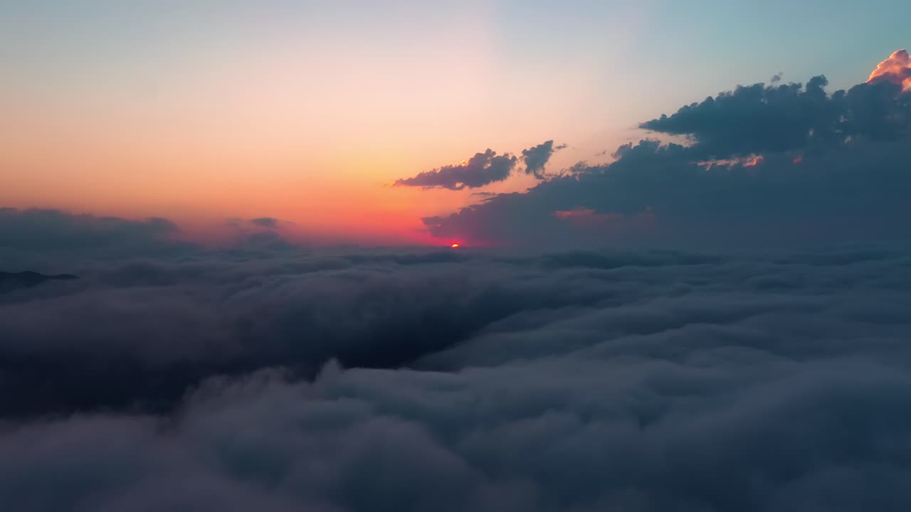 volando sobre las nubes con el sol tardío. amanecer o atardecer colorido fondo del cielo.