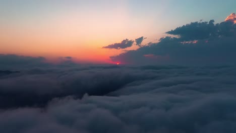 Volando-Sobre-Las-Nubes-Con-El-Sol-Tardío.-Fondo-De-Cielo-Colorido-Amanecer-O-Atardecer.