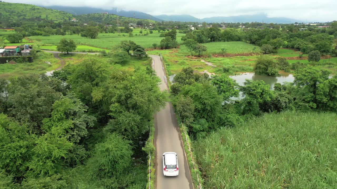 andando al lago pawana nel villaggio di greenry a pune