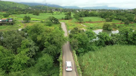 Auto-Fährt-Zum-Pawana-See-Im-Greenry-Village-In-Pune