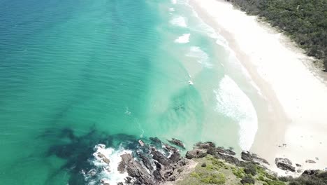 Panorámica-Aérea-De-Drones-Hacia-Arriba-Para-Mostrar-Un-Largo-Tramo-De-Hermosas-Aguas-Azules-Y-Playa-De-Arena-Blanca