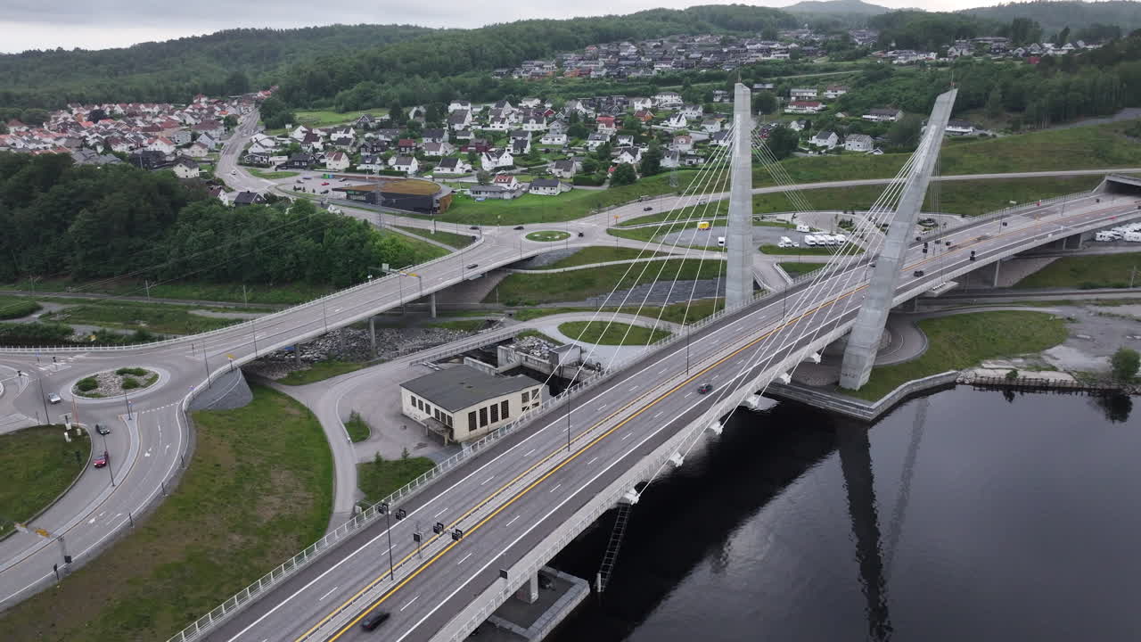 노르웨이 라르비크 북쪽 의 파리스 호수 위 에 있는 파리스브루아 의 풍경