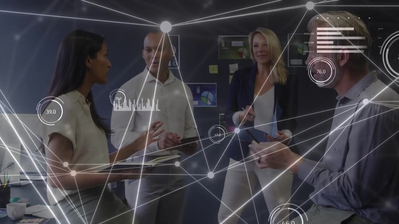 En siddende kvinde præsenterer noter, der visualiserer et voksende netværk, som overlejres på en tablet, der viser forretningsdata for teamet.