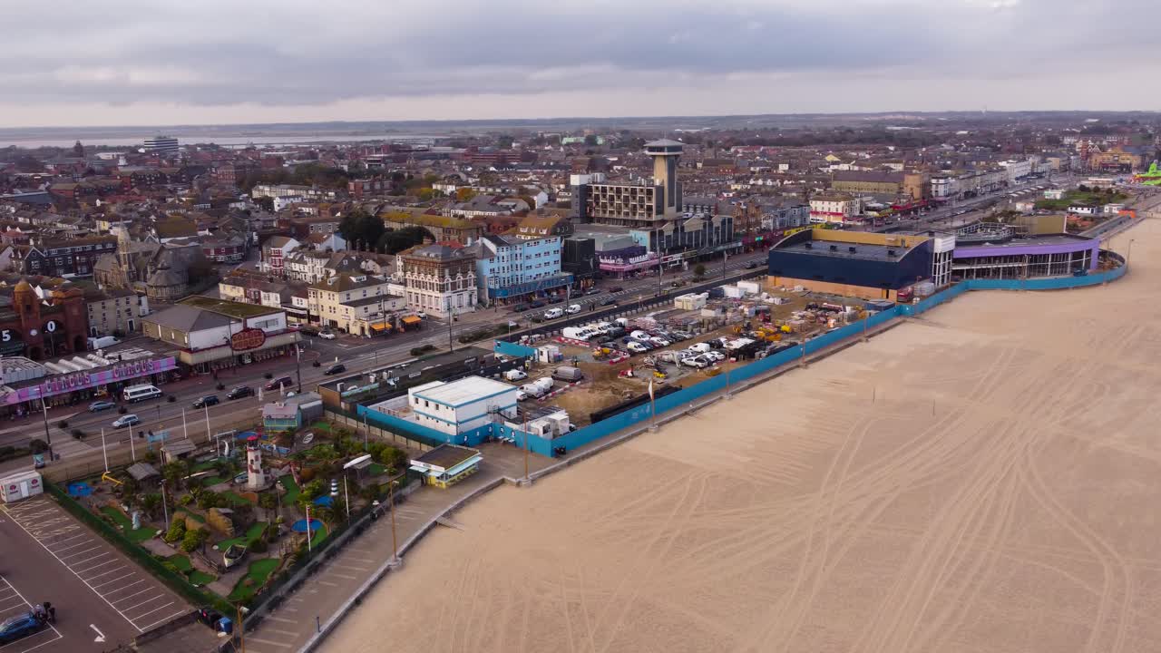 항공:영국 노포크 그레이트 야머스에 메리베일 모델 마을과 놀이 공원이 있는 도시 - 와이드 샷