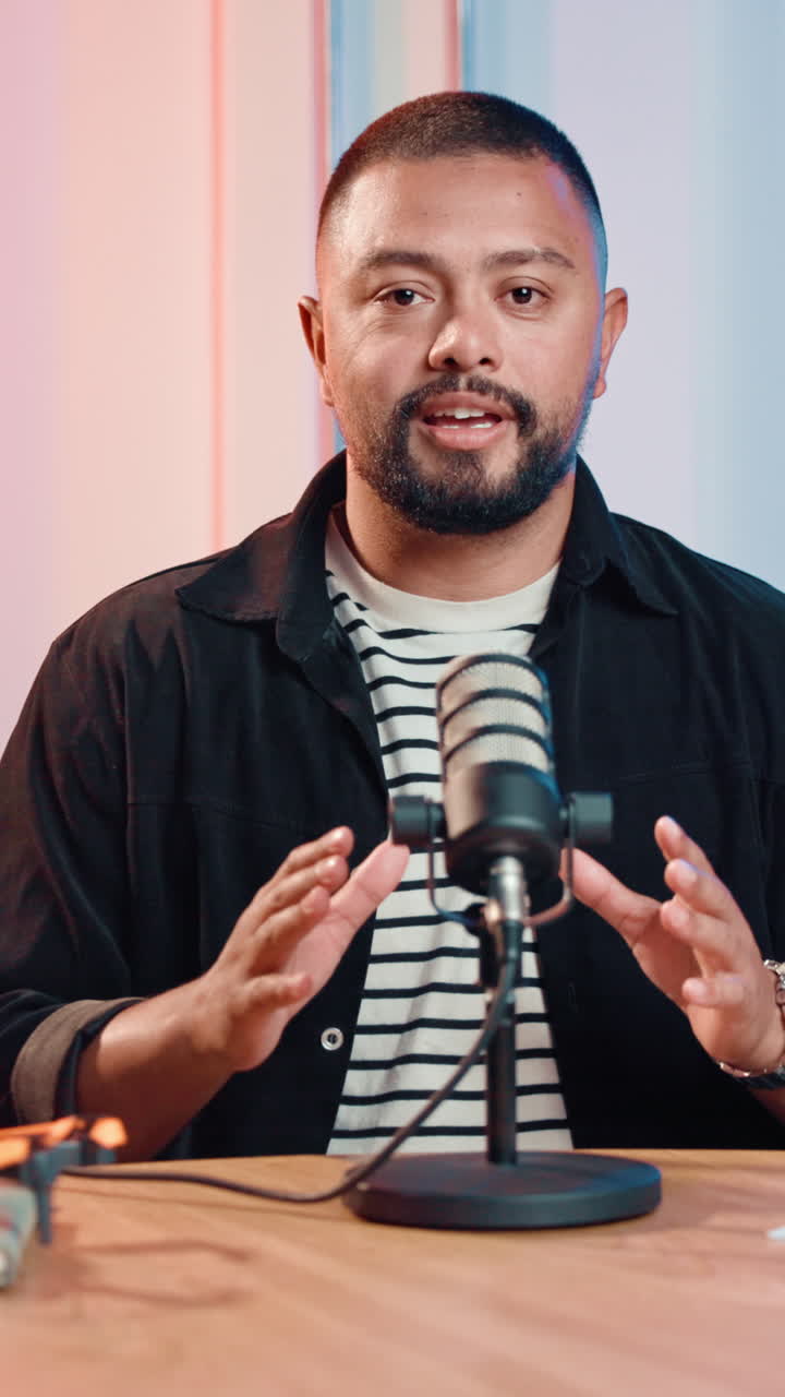 Registrazione di un podcast in studio con un uomo e un microfono