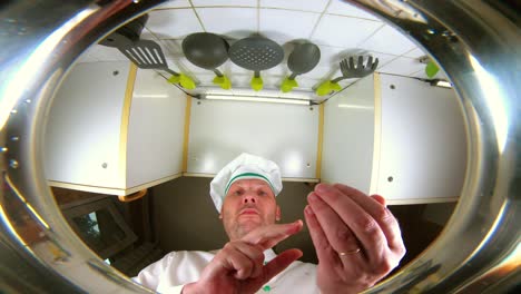 el chef prepara caldo de verduras, el chef añade especias a la sopa, la vista desde la sartén.