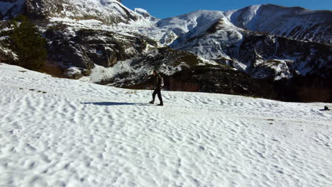 Hombre-Haciendo-Caminatas-De-Invierno-Entre-Las-Montañas-Nevadas-De-Los-Pirineos-Españoles.