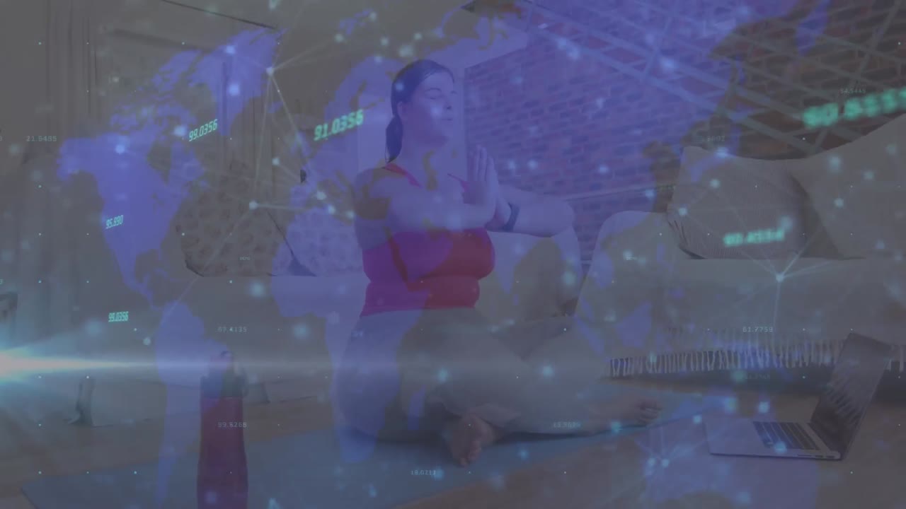 노트북을 사용하는 여성에 대한 지도 및 데이터 처리 애니메이션