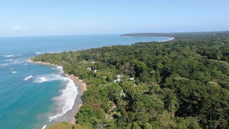 Vista-De-Drones-En-La-Playa-De-Costa-Rica-Que-Muestra-El-Mar,-La-Costa-Y-El-Bosque.