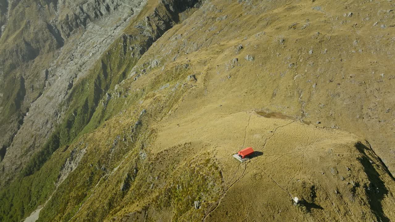 cabaña de montaña en la meseta de hierba en nueva zelanda paisaje alpino, cabaña de brewster