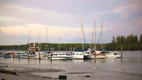 Schöne-Yachten,-Die-An-Einem-Steg-Entlang-Des-Pak-Nam-Flusses-In-Krabi-Beherbergt-Wurden