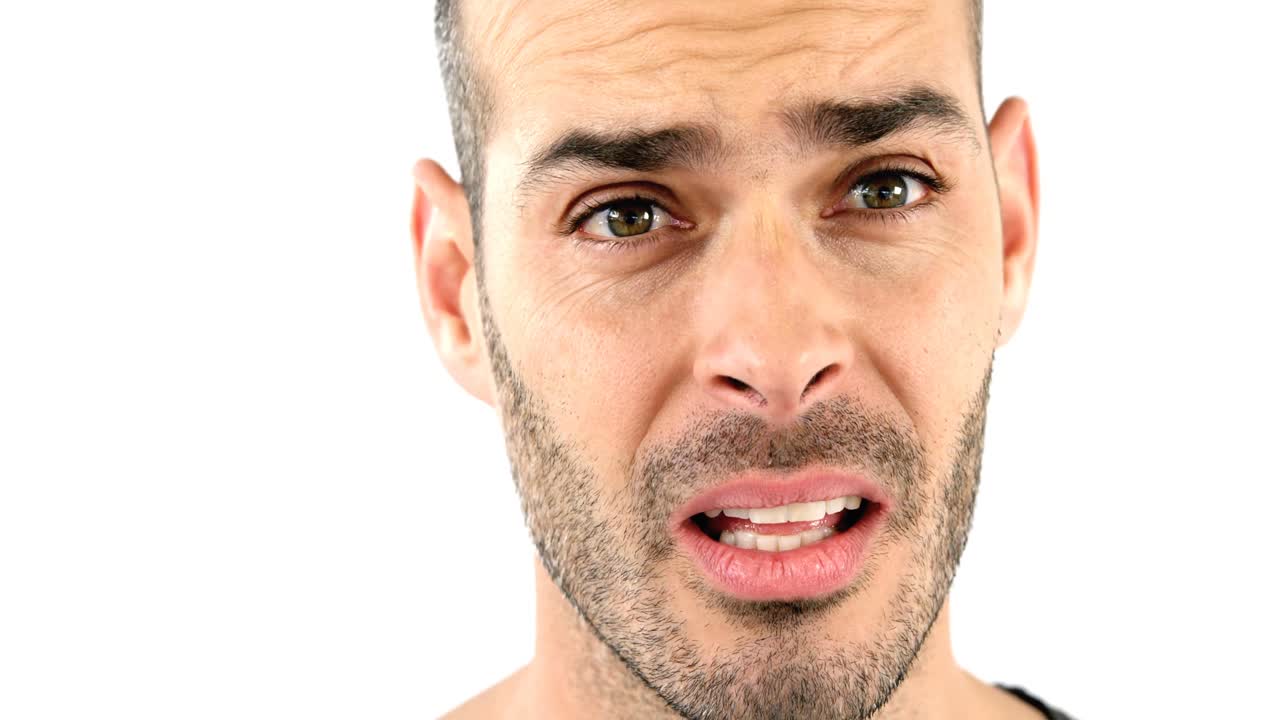 Uomo turbato su sfondo bianco