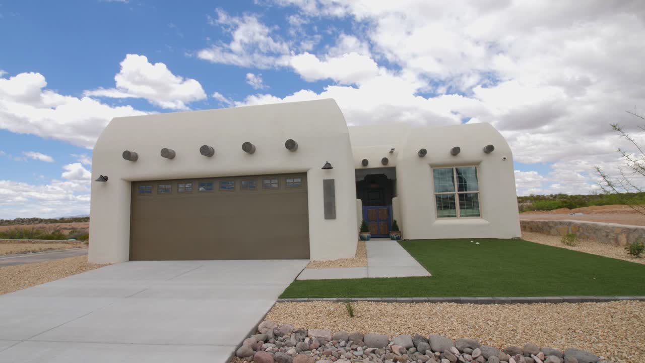 suroeste de la casa exterior blanco se eleva desde las rocas