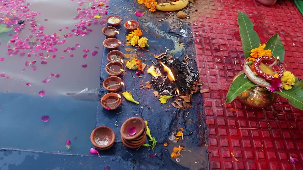 lámpara de aceite encendida en la orilla del río durante los rituales sagrados en el festival desde diferentes ángulos el video se toma con motivo del festival chhath que se utiliza para celebrar en la india del norte el 28 de octubre de 2022