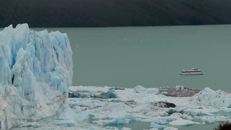 un barco se sienta cerca del lado de un glaciar gigante en la patagonia argentina 1