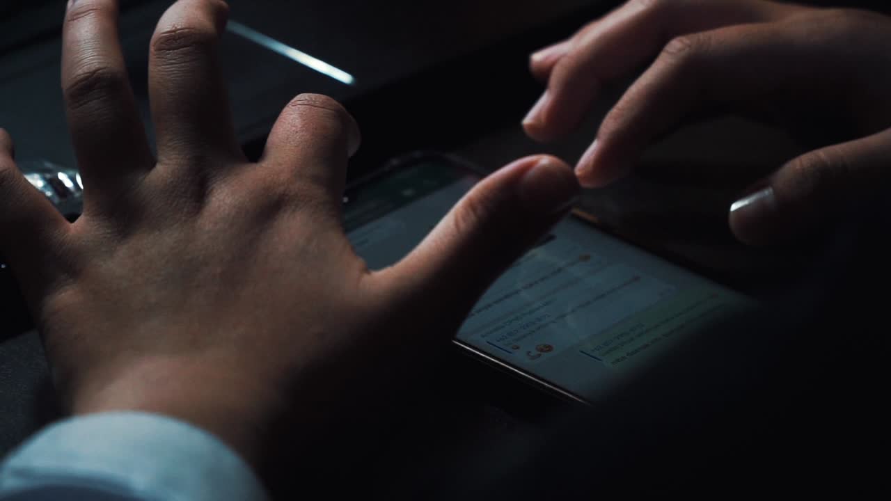 슬로우 모션 - 테이블 위의 스마트폰 화면에 있는 왓츠앱에서 아시아 여성 손 확인 메시지