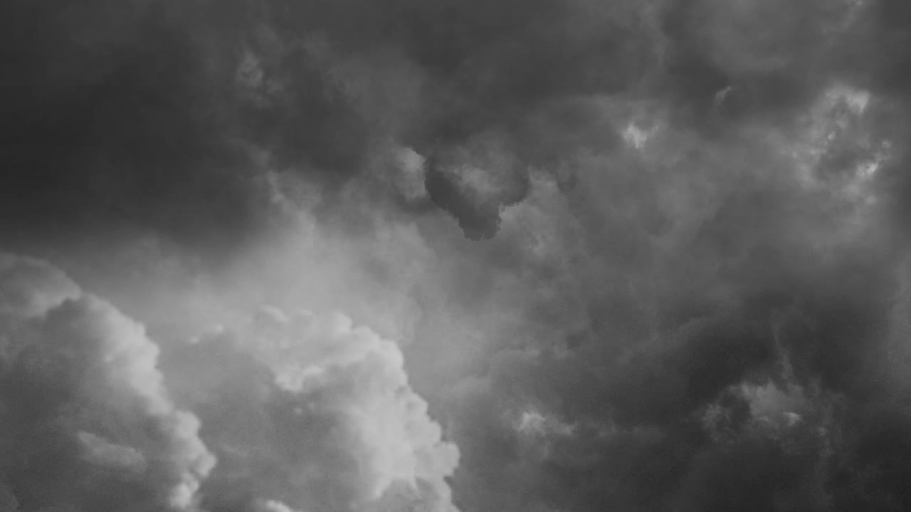 어두운 하늘에서 4k 구름과 천둥 번개