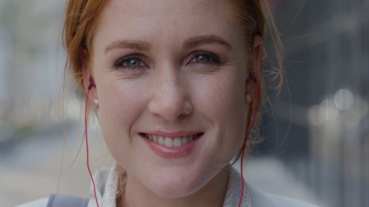 портрет красивой женщины, улыбающейся счастливой.