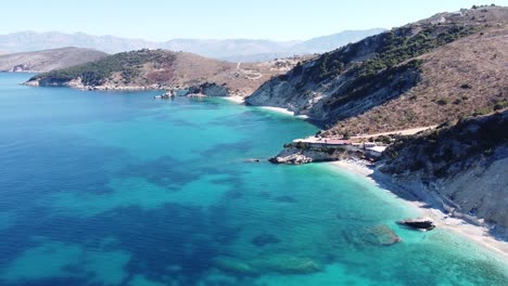 mar azul claro y playas blancas a lo largo de la costa de ksamil, albania - antena