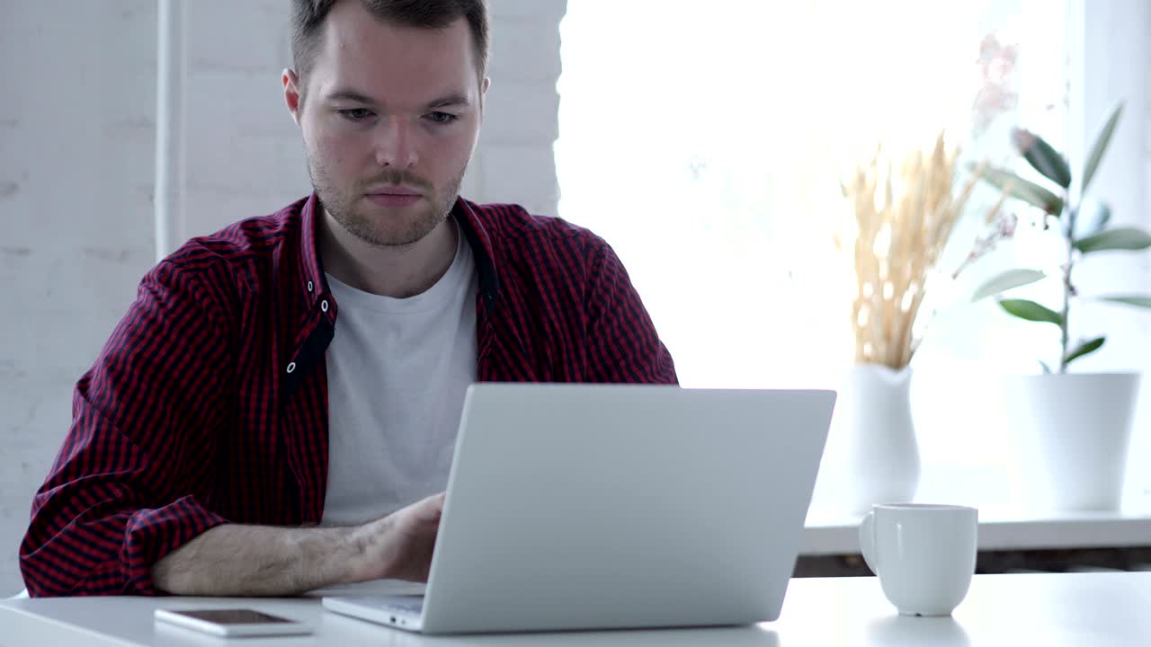 joven trabajando en una computadora portátil en la oficina