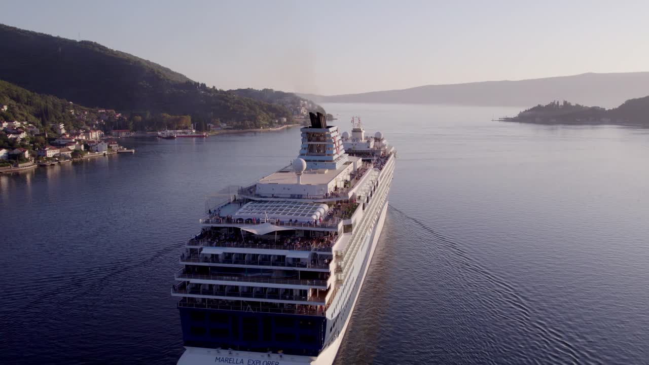 Vista aerea di una nave da crociera nella Baia di Cattaro durante il tramonto a Teodo, Montenegro, con splendida illuminazione del tramonto, atmosfera serena, riprese drone di alta qualità che mostrano paesaggi splendidi