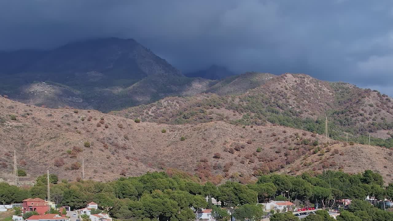 Vista de Casas no Sopé das Montanhas Andaluzas