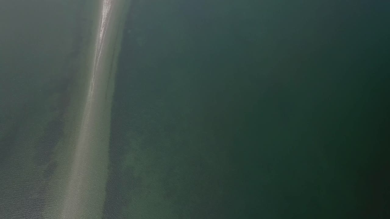 toma aérea alta, panorámica lenta hacia arriba para revelar la isla del hombre muerto en el estado de washington, estados unidos