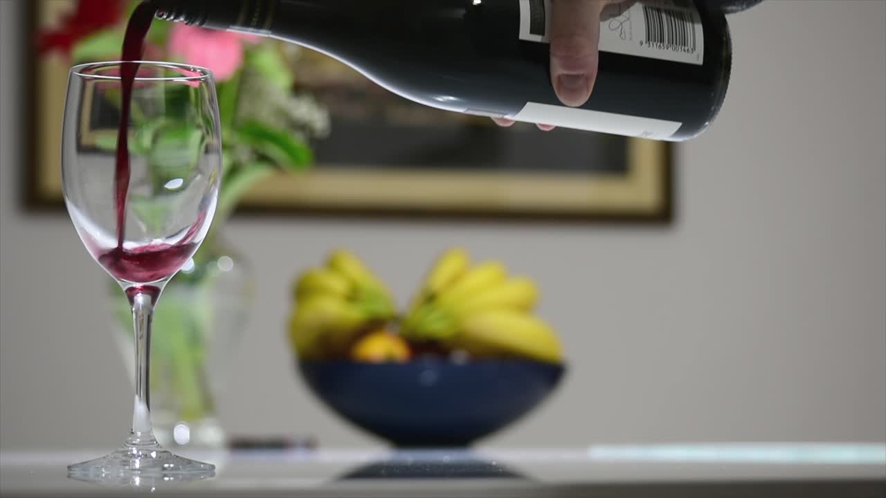 진판델 와인 잔에 쉬라즈 레드 와인 한 잔 붓기