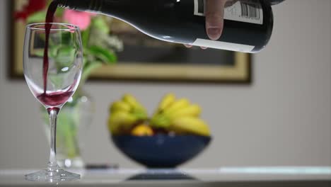 verter una copa de vino tinto shiraz en una copa de vino zinfandel