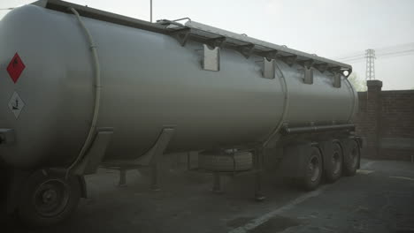 Camión-Con-Depósito-De-Combustible-Y-Lugar-De-Almacenamiento-Industrial